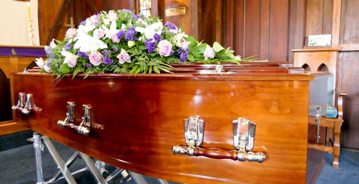Jak wygląda ceremonia pogrzebowa i jakie są jej najważniejsze elementy?