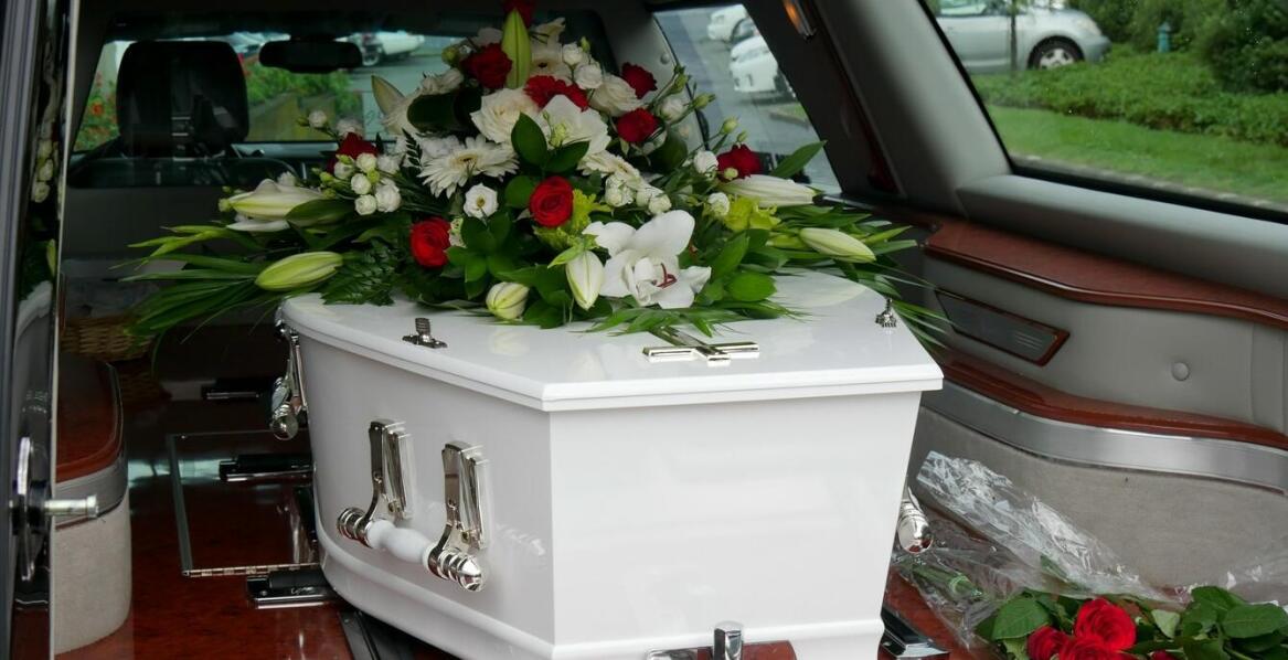 Transport zwłok – zasady postępowania, wymagane dokumenty i koszty usług