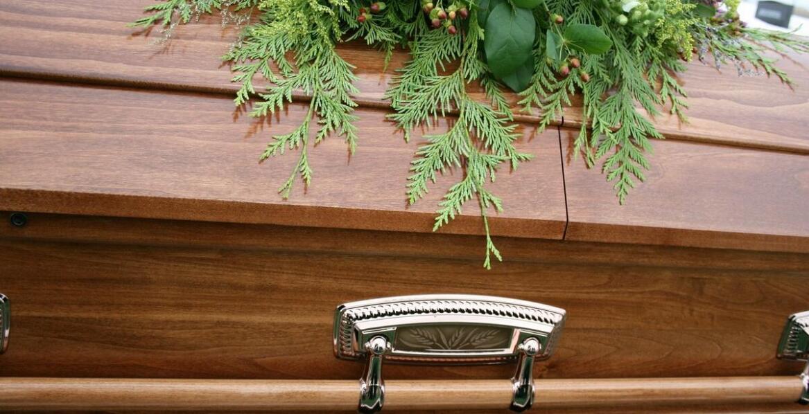 Rodzaje trumien – materiały, wzory i tradycje związane z pochówkiem