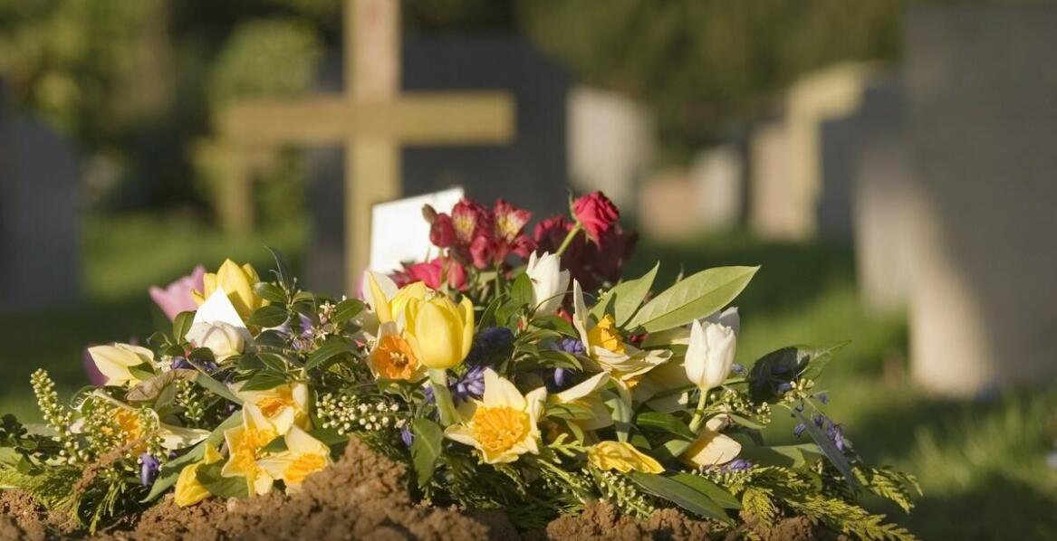 Wieńce pogrzebowe – znaczenie, wybór i najważniejsze rodzaje kompozycji