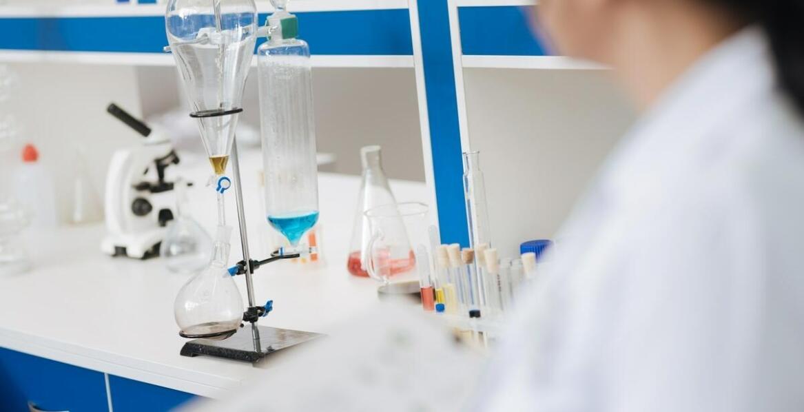 Jak przebiega wzorcowanie przyrządów i jak wpływa na dokładność pomiarów