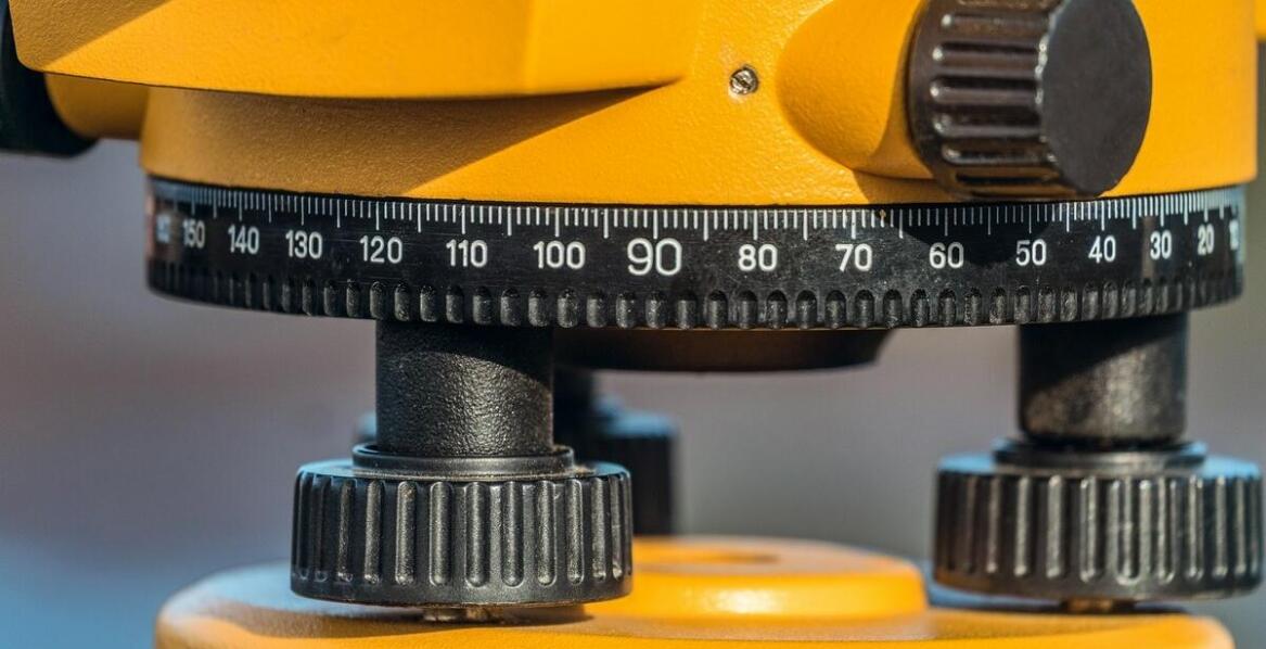 Jak zapewnić dokładność pomiarów? Rola wzorcowania multimetrów w praktyce