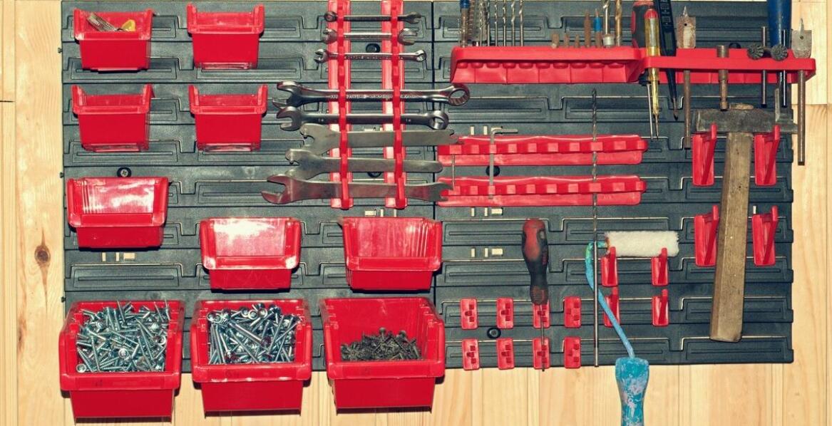 Kontener na narzędzia – praktyczne rozwiązania do uporządkowanej pracy