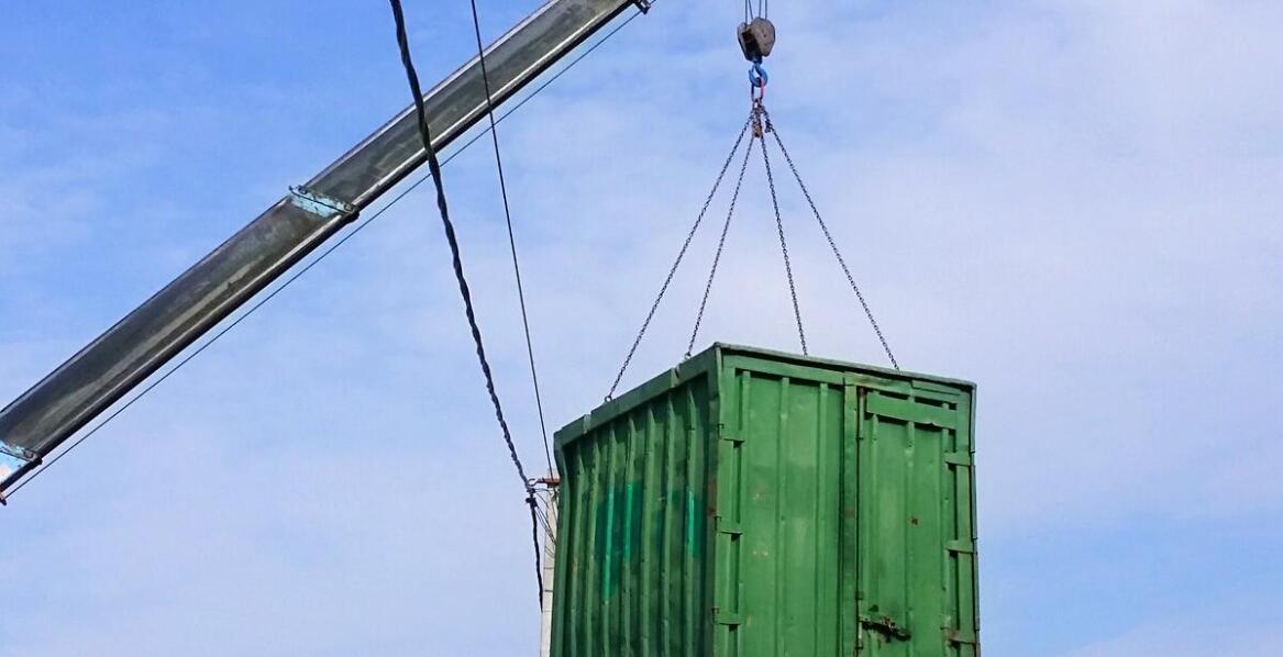 Kontener do samodzielnego montażu – najważniejsze cechy i możliwości użycia