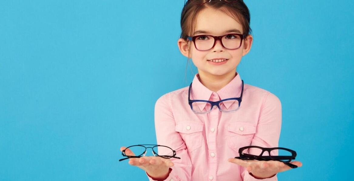 Okulary dla najmłodszych – jak dopasować szkła i oprawki do potrzeb dzieci