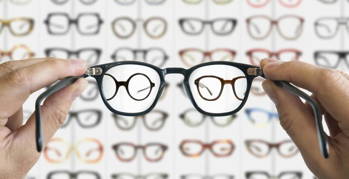 Najpopularniejsze rodzaje oprawek i szkieł okularowych – porównanie i wskazówki