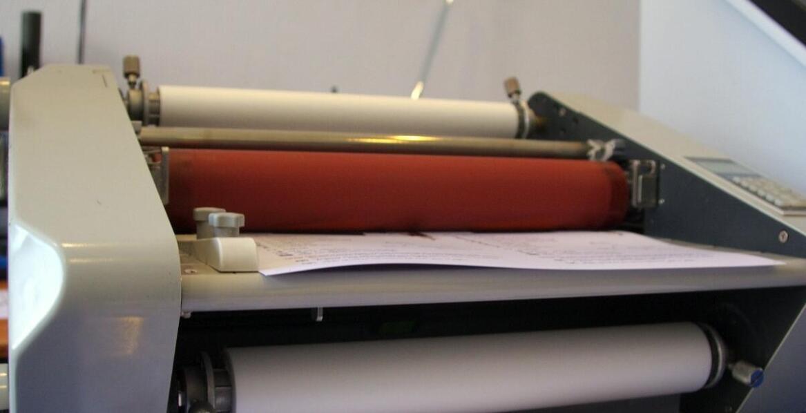 Poligrafia – zastosowania i znaczenie druku w codziennych rozwiązaniach