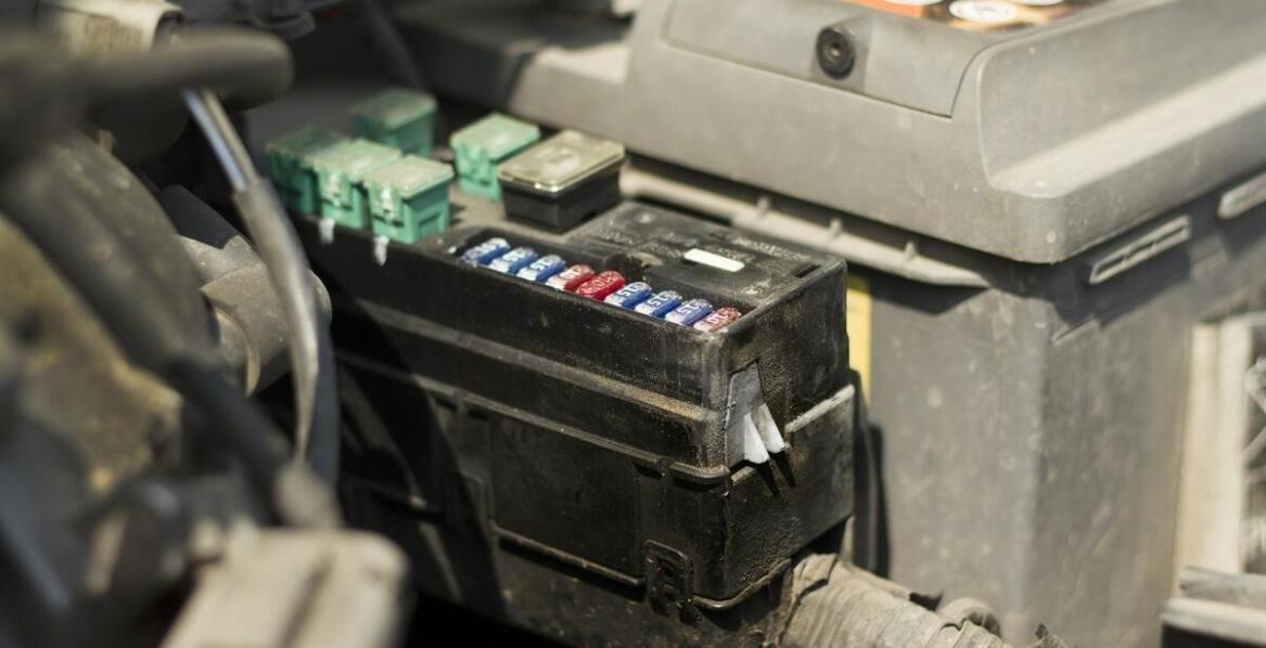 Jak rozpoznać zużyty akumulator i kiedy warto go wymienić?