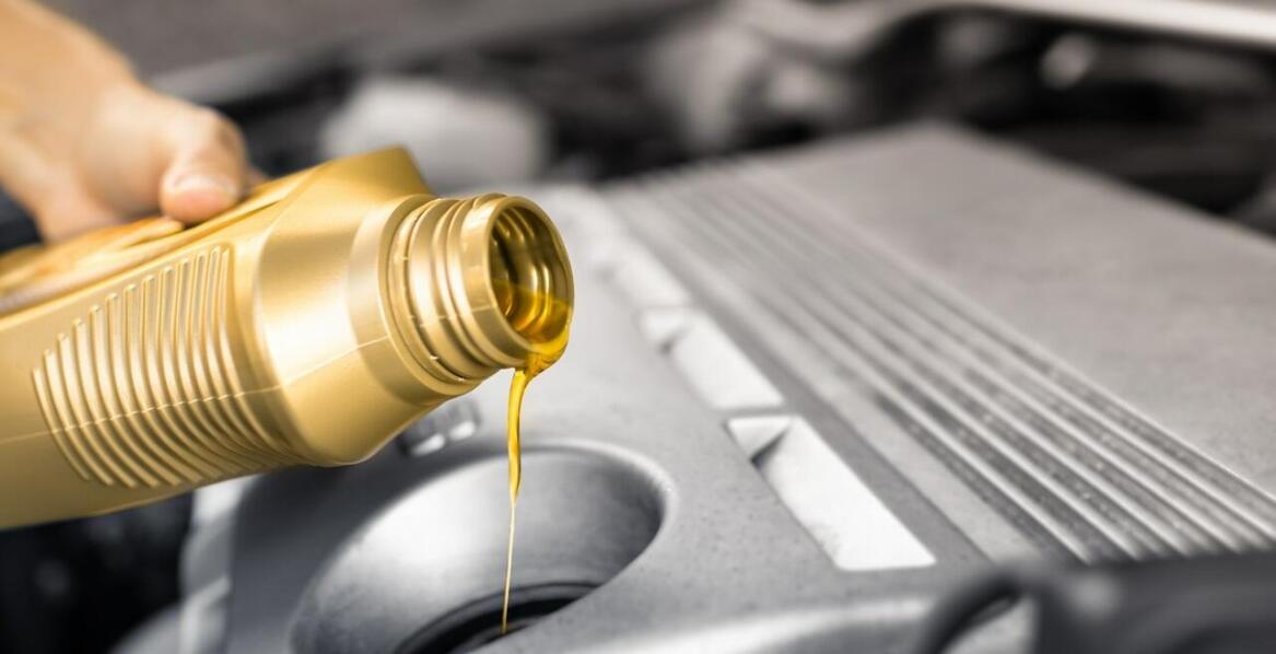 Jakie oleje wybrać do maszyn i pojazdów – podstawowe informacje i porady