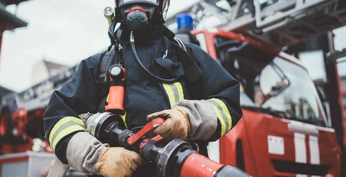 Jakie wyposażenie pożarnicze warto znać przed zakupem w sklepie internetowym?