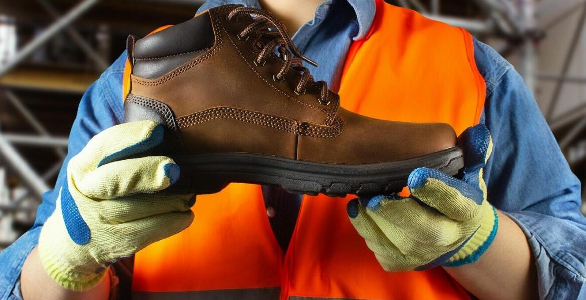 Bezpieczeństwo stóp w pracy – zalety obuwia z metalowym podnoskiem