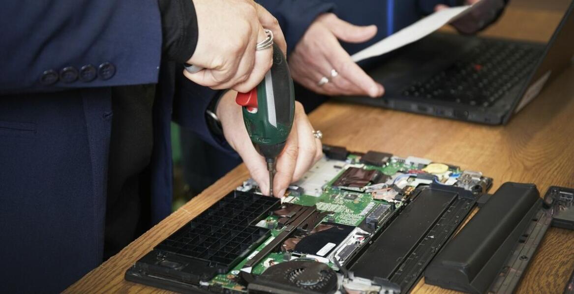 Jak rozpoznać awarię komputera i kiedy warto skorzystać z serwisu?