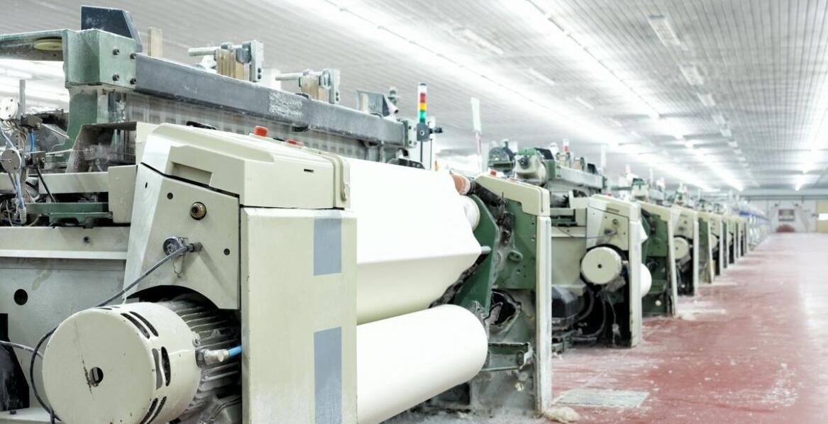 Jak działa fabryka papieru? Najważniejsze etapy i zastosowania produktu