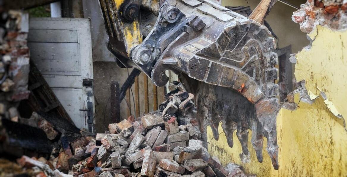 Jak przebiega proces rozbiórki budynków i na co warto zwrócić uwagę