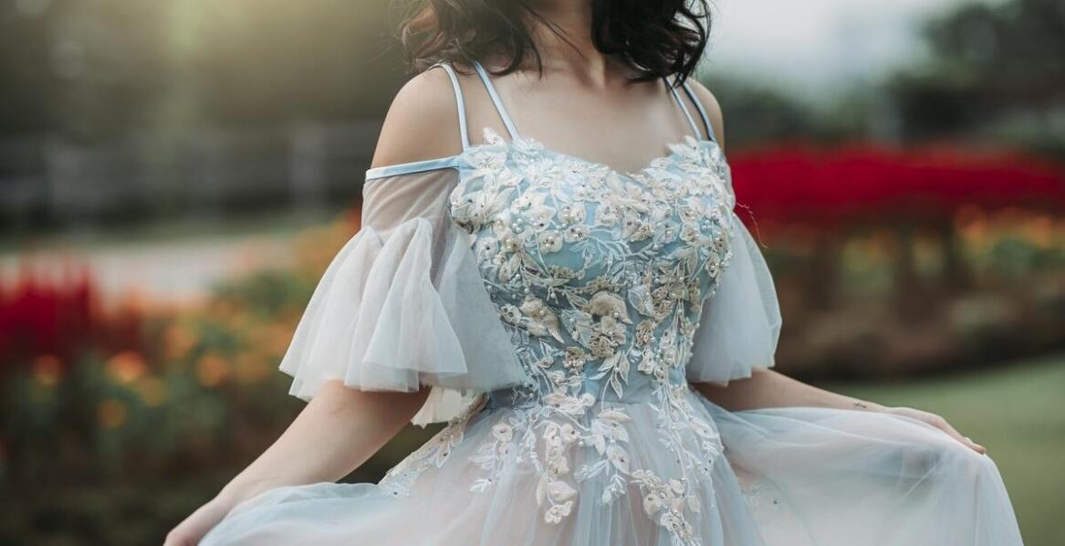 Stylizacje z prostą sukienką na wesele dla mamy – najciekawsze propozycje