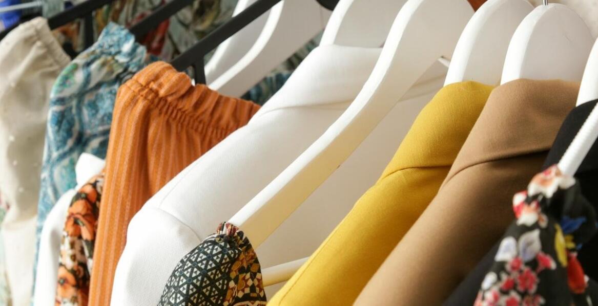 Jakie kolory legginsów damskich są modne w tym sezonie?