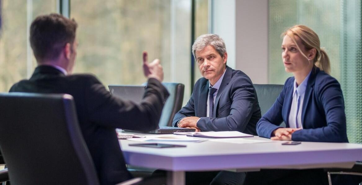 Jak dobry adwokat może pomóc w negocjacjach przedprocesowych?