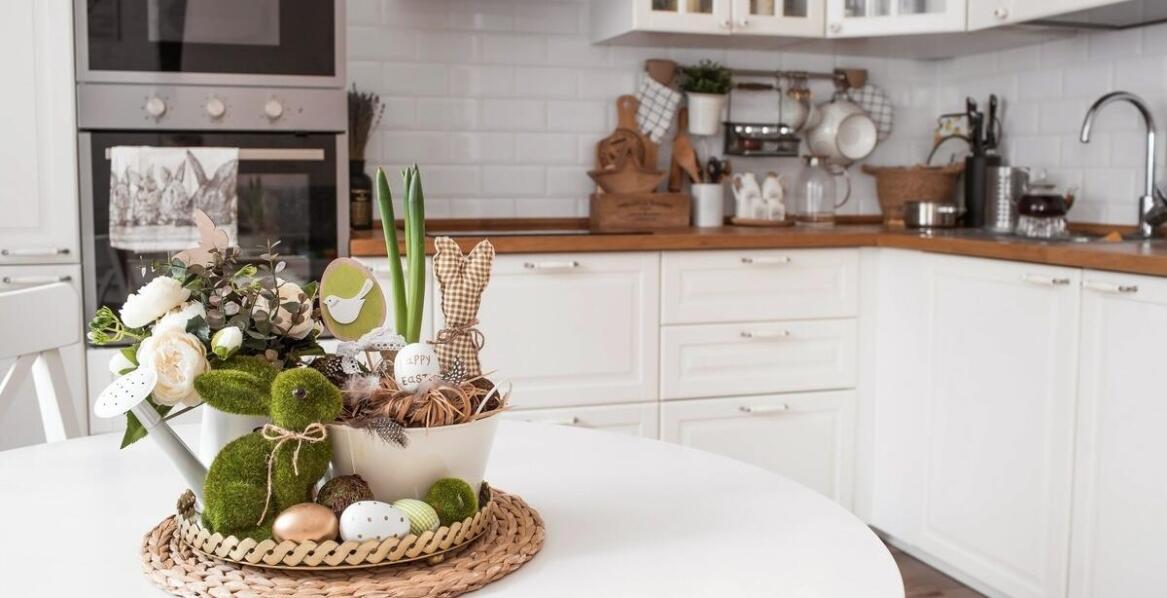 Jakie motywy roślinne można zastosować w dekoracjach na stół wielkanocny?