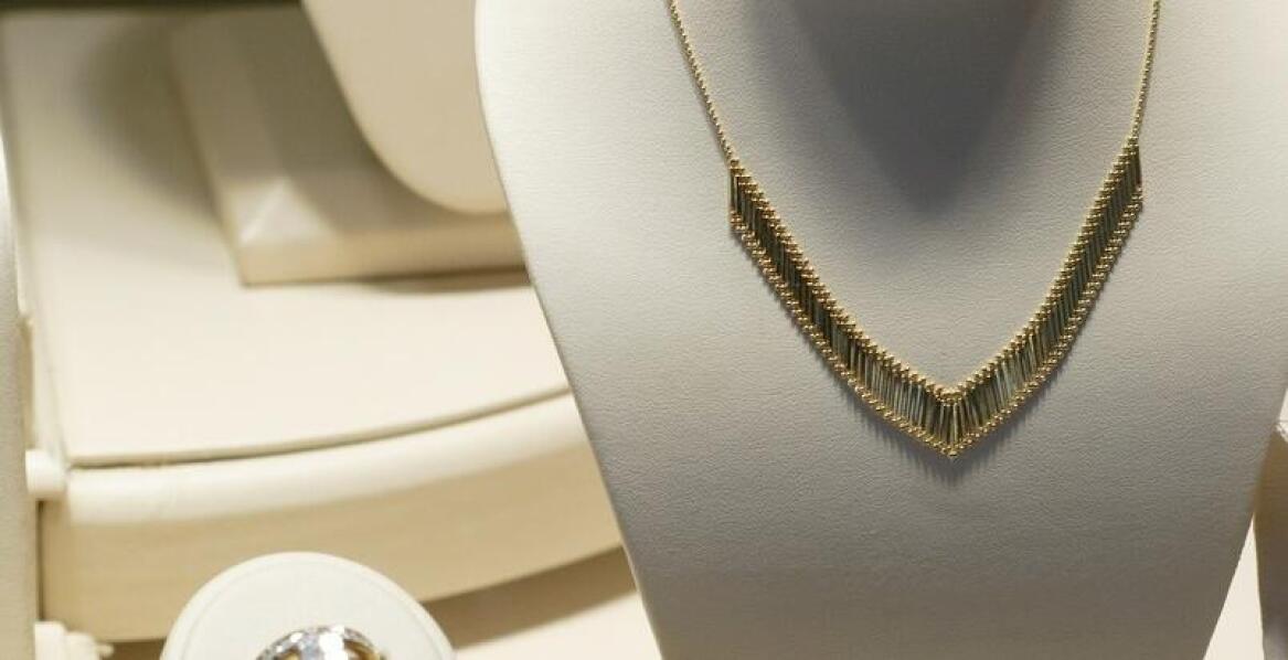 Ekspozytory na naszyjniki – jak zwiększyć ich funkcjonalność w sklepie?