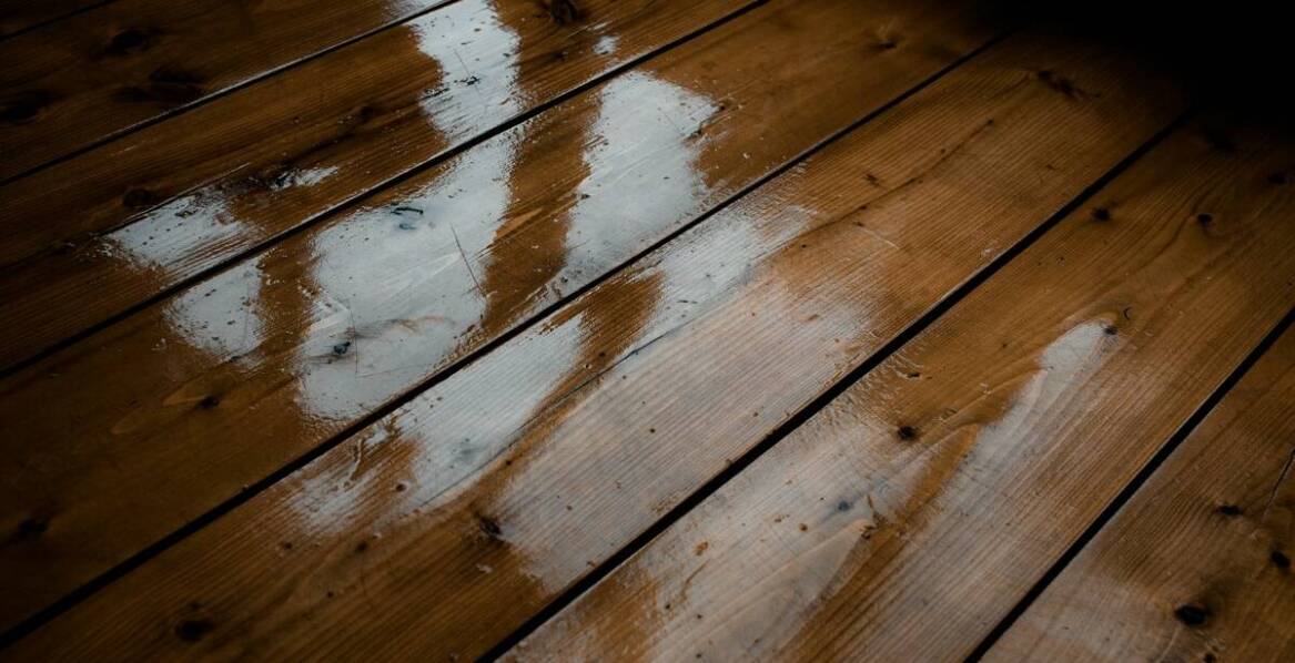Jak często należy odnawiać powłokę lakierniczą na drewnianych podłogach?