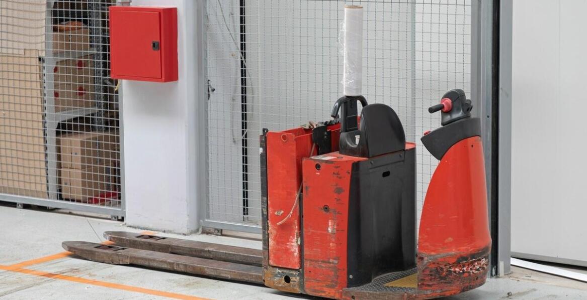 Czym kierować się przy wyborze odpowiedniego modelu paleciaka elektrycznego?