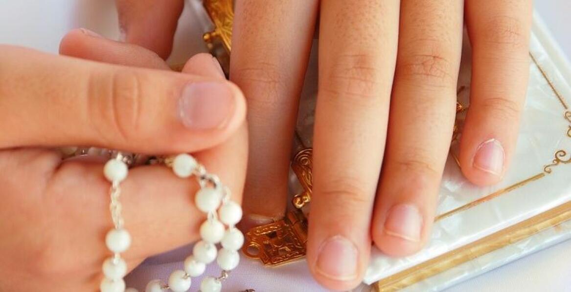 Dlaczego srebrny krzyżyk z grawerem to dobry pomysł na pamiątkę komunijną?