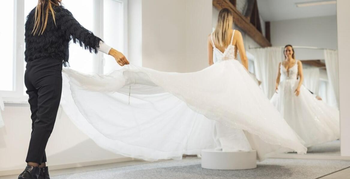 Jak atelier suknie ślubne dostosowują się do potrzeb klientek z całej Polski?