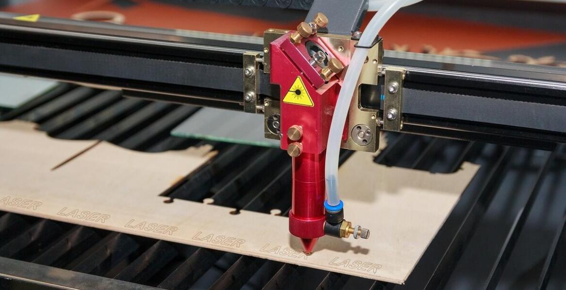 Jakie są najważniejsze cechy zacisku kabłąkowego?