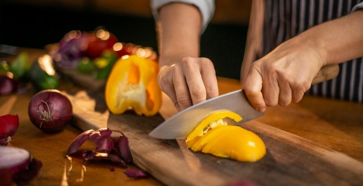 Praktyczne zastosowania noży w domowej kuchni