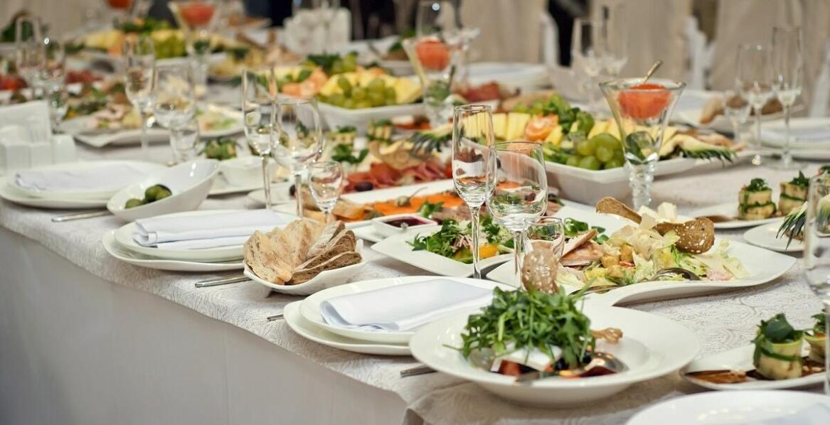 Jakie mięsa na wesele warto uwzględnić w ofercie dla par młodych preferujących nowoczesne smaki?