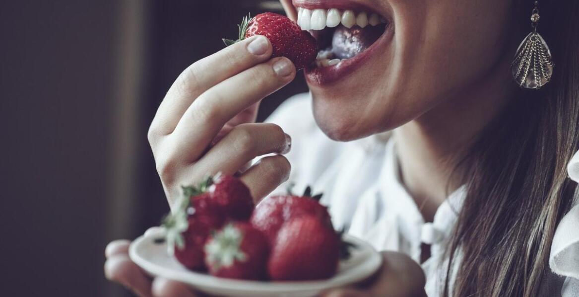 Sezonowe jedzenie truskawek – korzyści dla zdrowia i samopoczucia