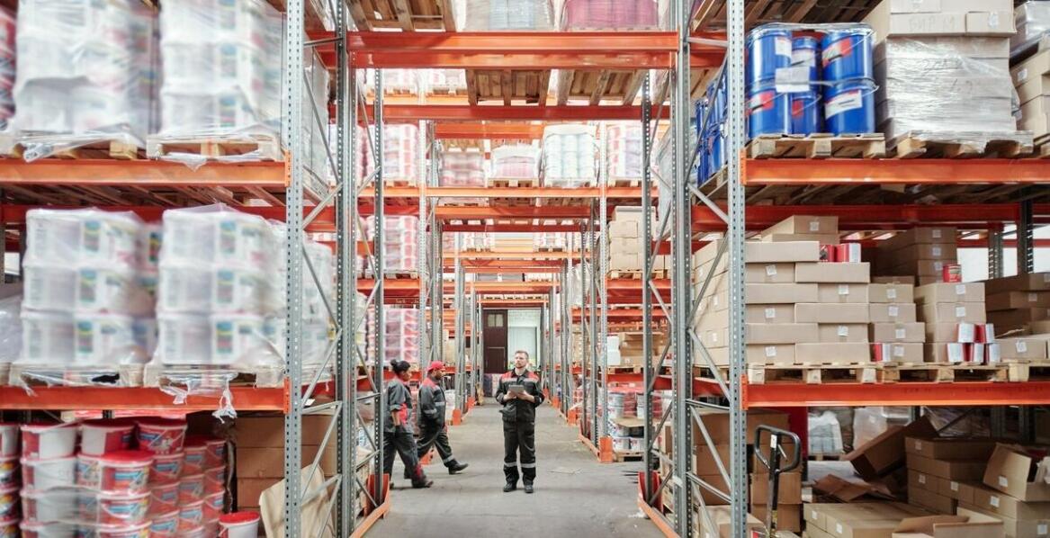 Jakie są wyzwania związane z adaptacją nowych profili do istniejących systemów regałowych?