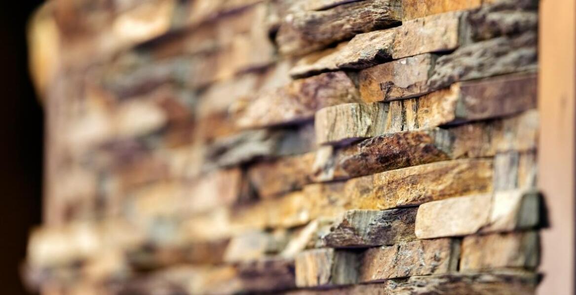 Kamień z Indii w budownictwie mieszkaniowym – dlaczego warto go wybrać?