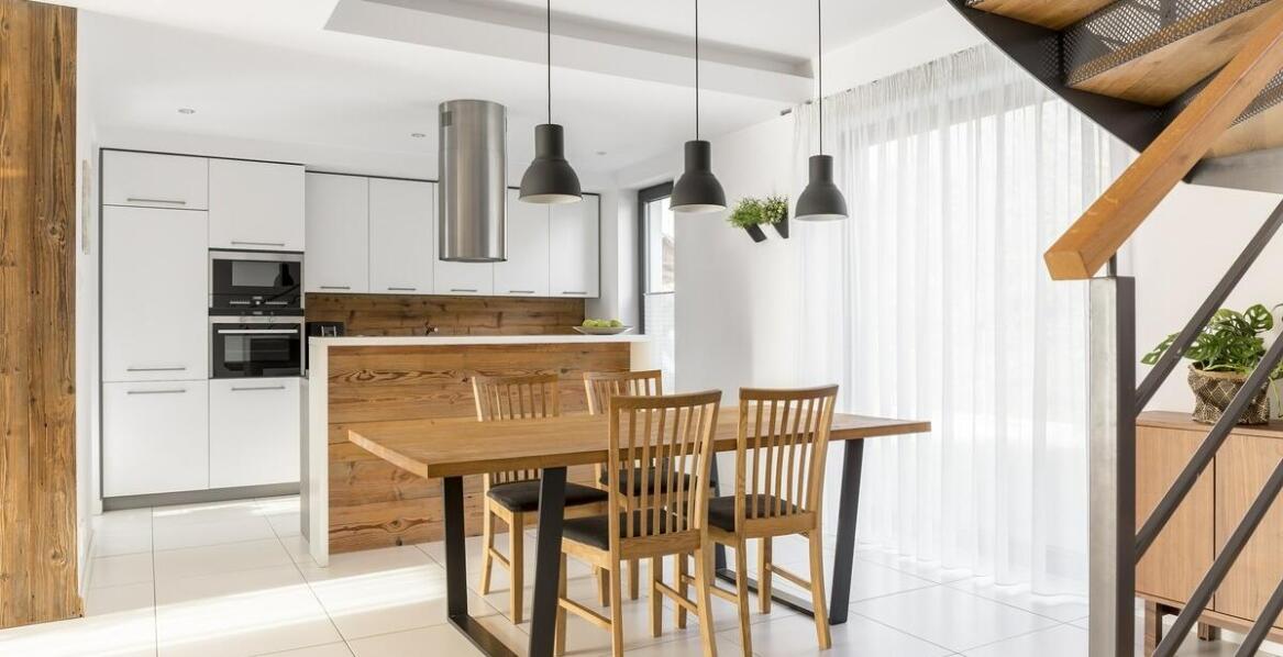 Metal, drewno czy szkło? Wybór materiałów na stół i krzesła