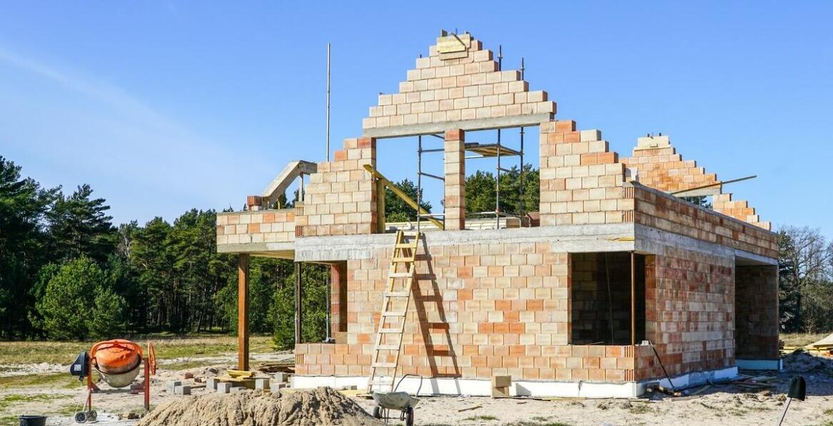 Jak generalny wykonawca domów jednorodzinnych zapewnia efektywność energetyczną nowych budynków?