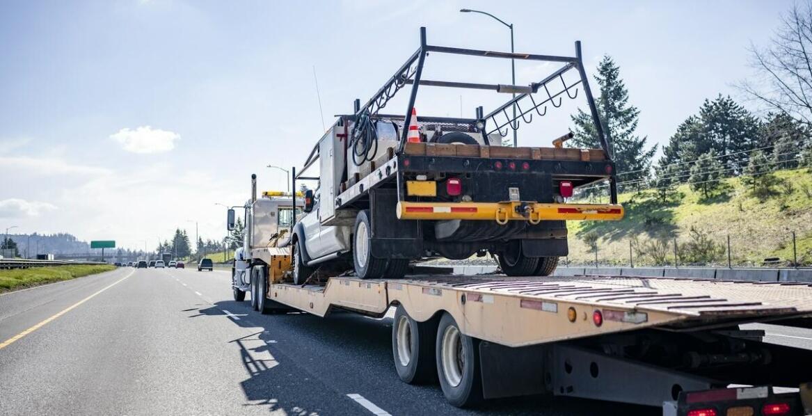 Przyczepy dwuosiowe – czym kierować się przy wyborze pod kątem szerokości ładunku?