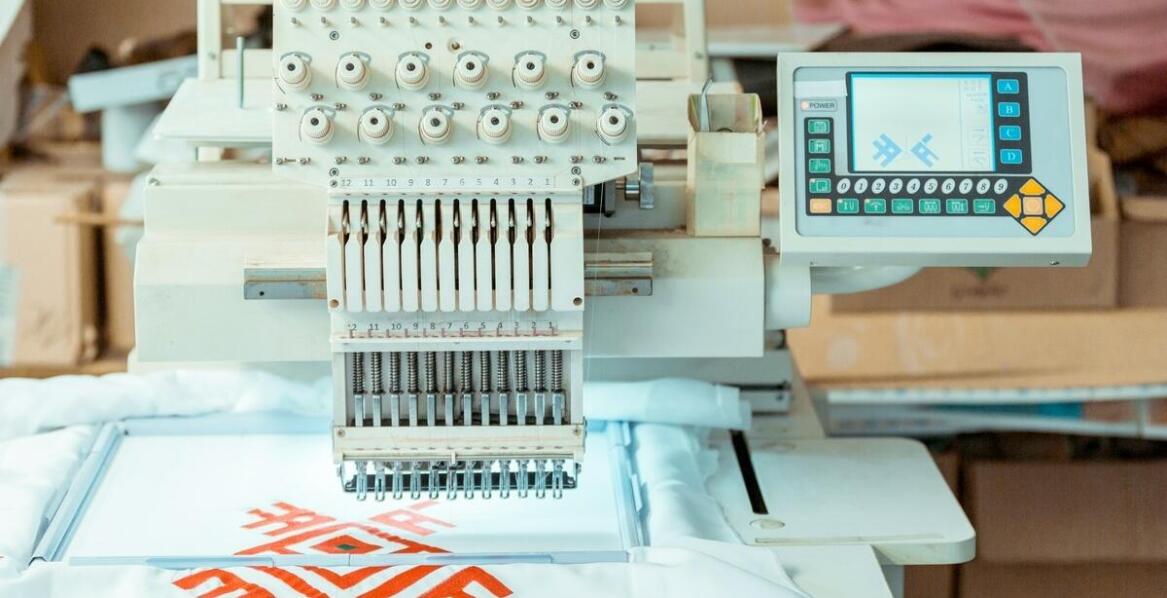 Jak personalizowane bluzy kucharskie mogą zwiększyć lojalność klientów?