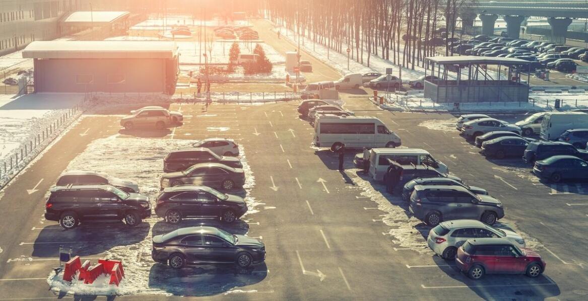 Bezpieczeństwo pojazdu dzięki ogrodzonemu terenowi parkingu