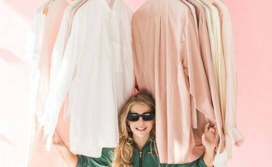 Sukienka szyfonowa fuksja – jak wybrać odpowiednie obuwie do stylizacji?