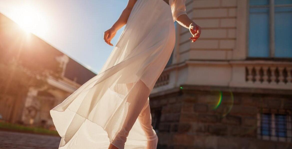 Jakie dodatki najlepiej pasują do sukienki szyfonowej fuksja na wesele?