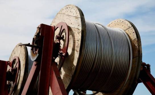 Jakie materiały zapewniają trwałość rolek do rozwijania kabli?