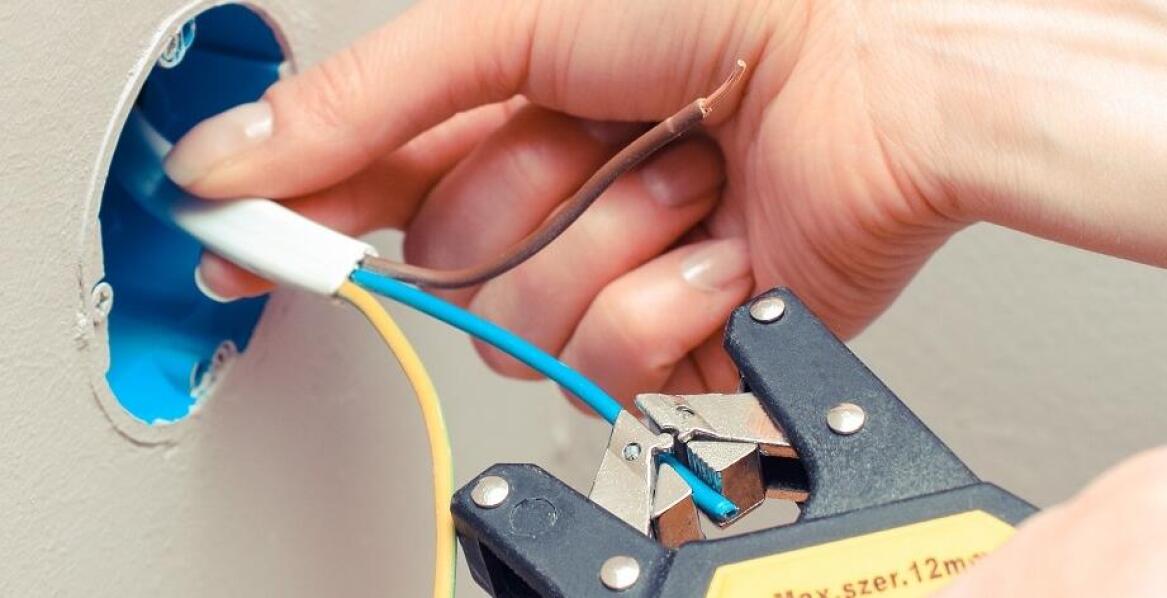 Jakie korzyści przynosi użycie zaciskarki do przewodów elektrycznych w pracy elektroinstalacyjnej?