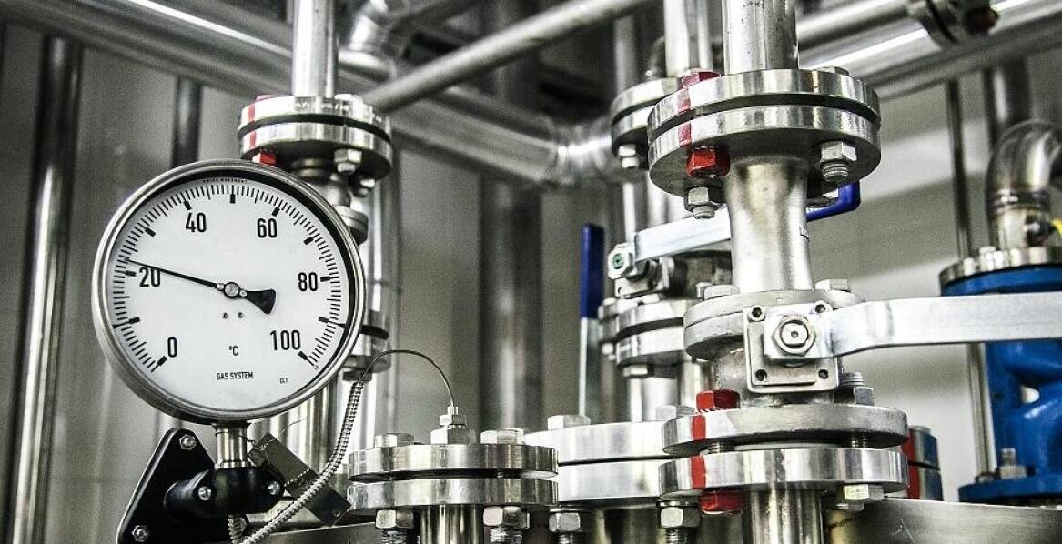 Instalacje ciśnieniowe a efektywność energetyczna budynków przemysłowych