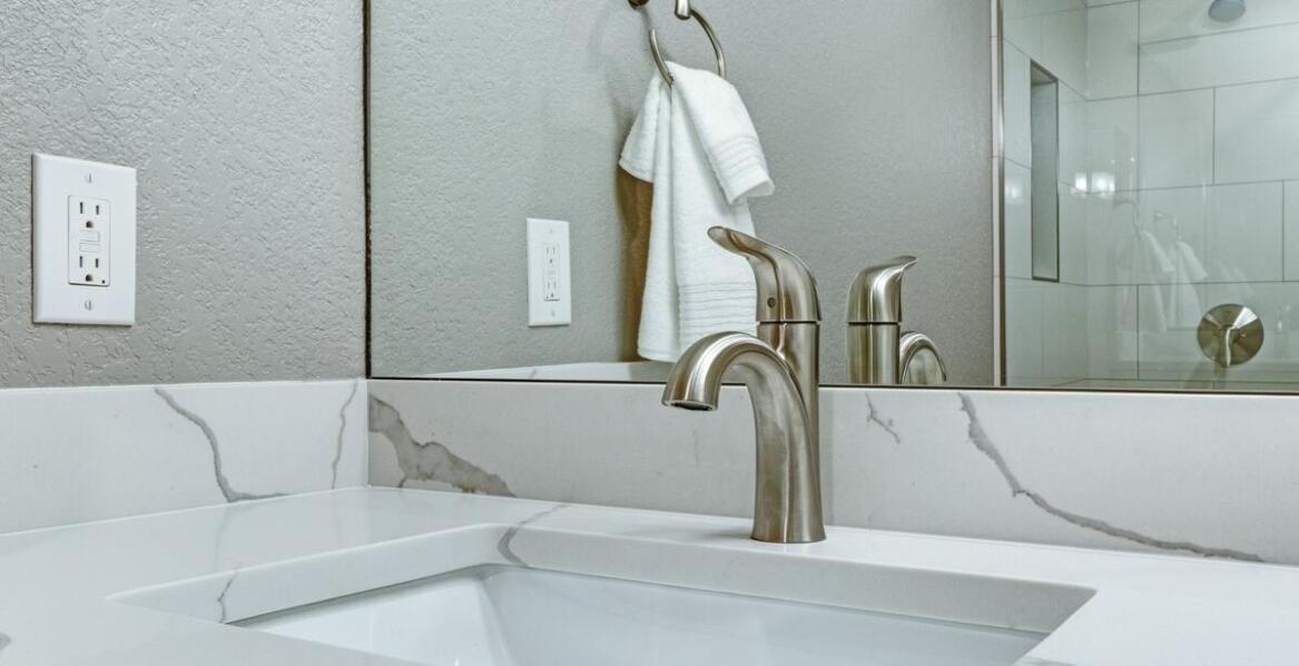 Jak hotelowe suszarki do włosów mogą wpłynąć na oszczędność energii w obiektach?