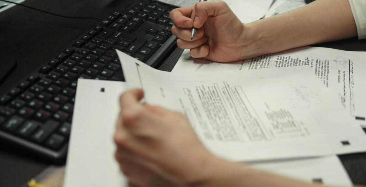 Rewizje celne – jak agencja zapewnia zgodność z przepisami?