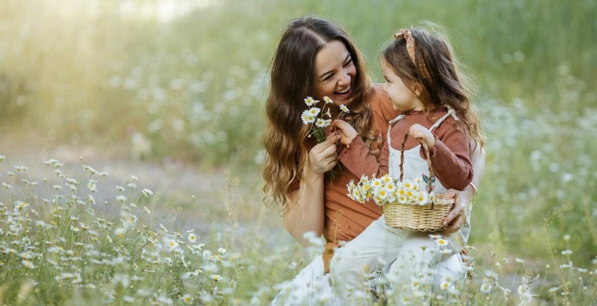 Jakie elementy scenerii mogą wzbogacić sesję zdjęciową rodzinną?