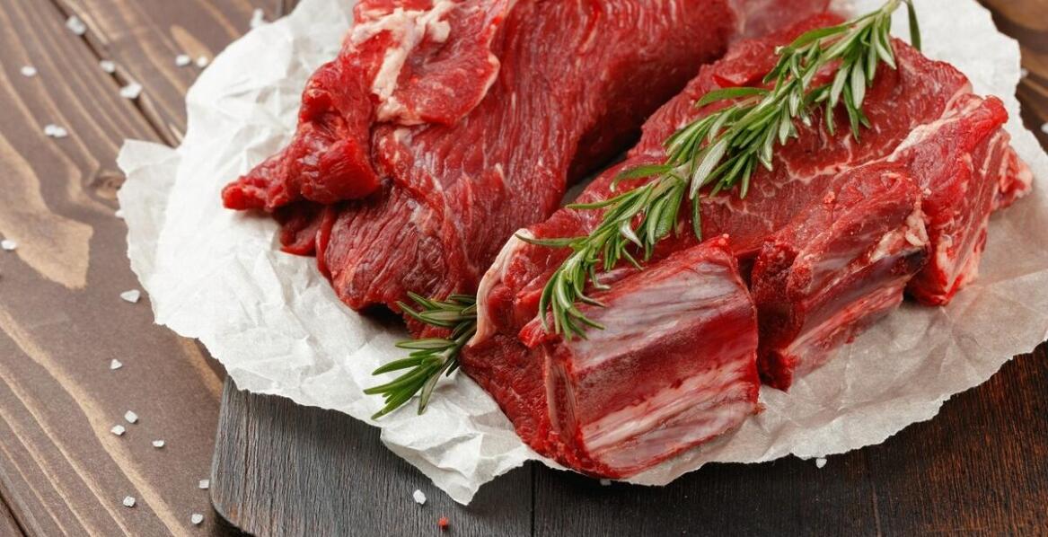 Jakie są korzyści z wyboru surowego mięsa pochodzącego z zatwierdzonych zakładów rzeźnych?