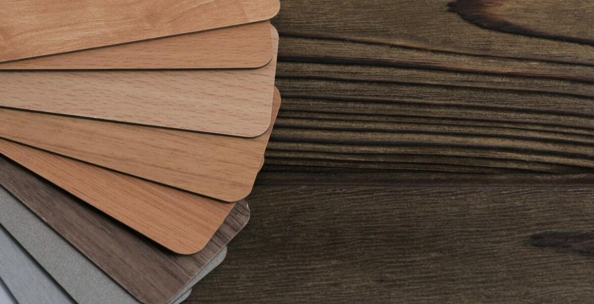 Różnorodność wzorów i kolorów desek elewacyjnych drewnianych