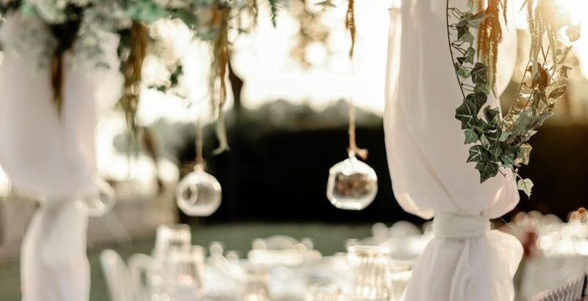 Jak wykorzystać transparentne elementy w dekoracji namiotu komunijnego?