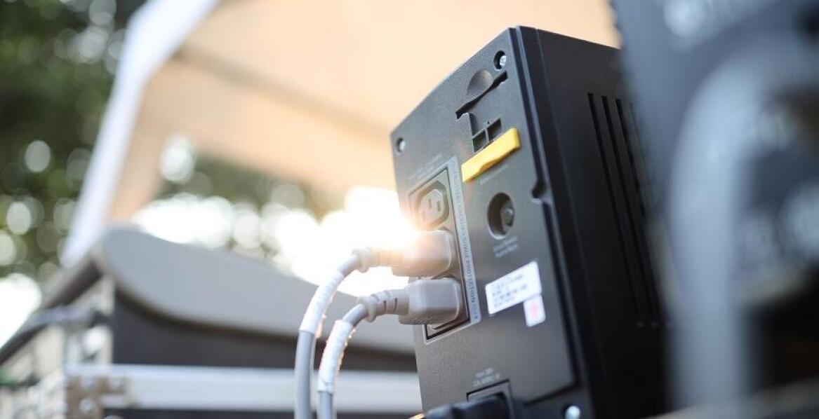 Technologiczne innowacje w produkcji zasilaczy UPS – co nowego na rynku?